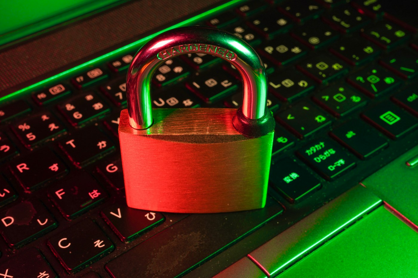 Vorhängeschloss auf einer beleuchteten Laptop-Tastatur