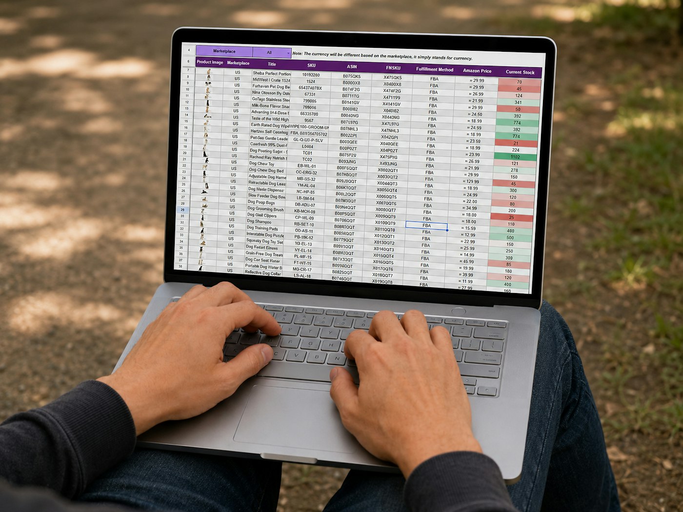 Hände auf einem Laptop, auf dessen Bildschirm eine lange Excel-Tabelle mit farbig markierten Zellen zu sehen ist